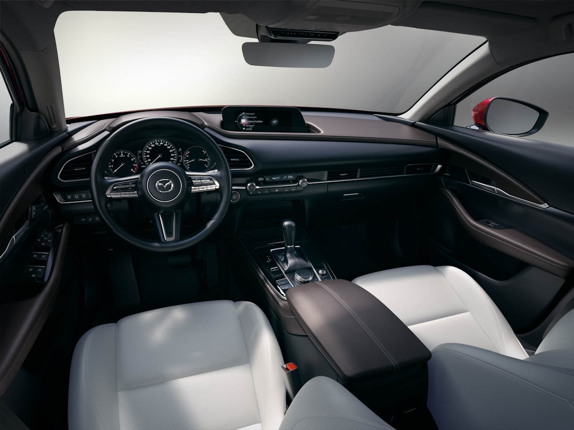 Interior del Mazda CX-30 con pantalla de infoentretenimiento