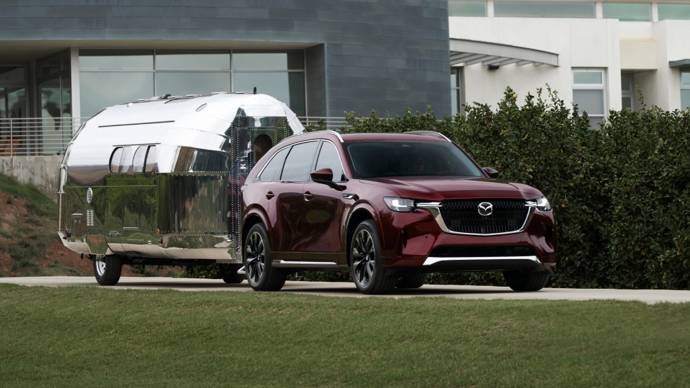 Mazda CX-90 2026 en color rojo oscuro con diseño elegante