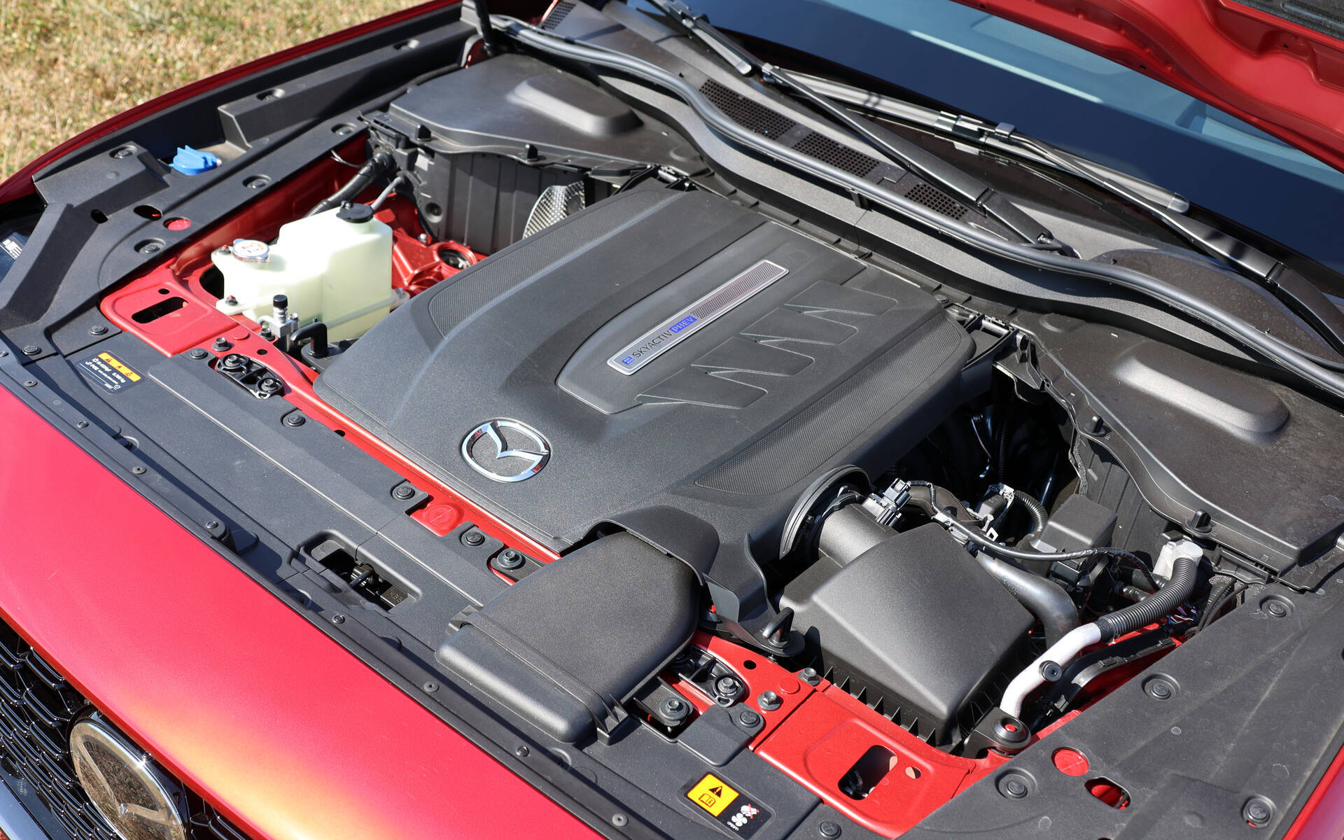 Compartimento del motor SKYACTIV PHEV del Mazda CX-90