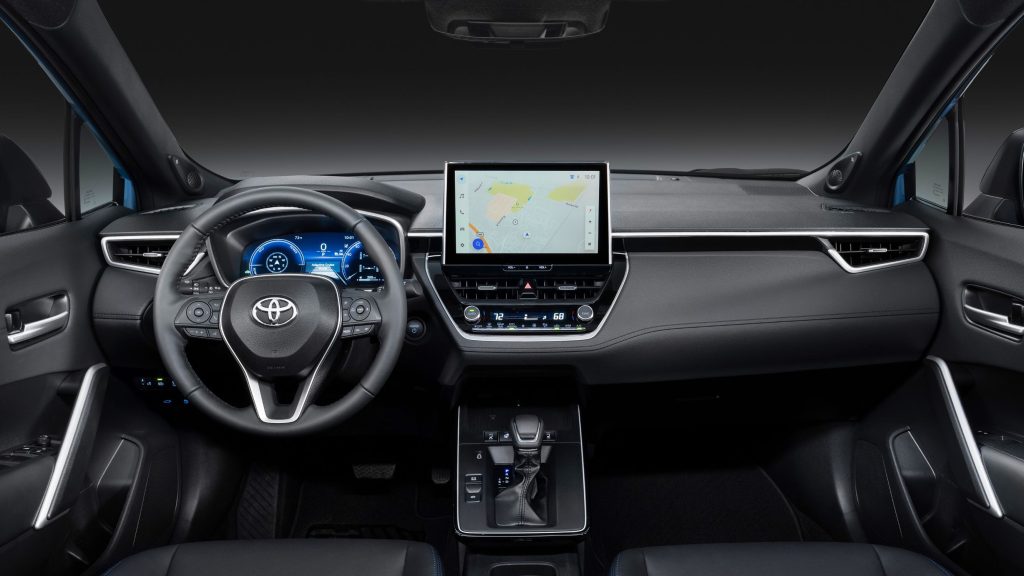 Interior del Toyota Corolla Cross 2026 - Tablero con pantalla de navegación y controles