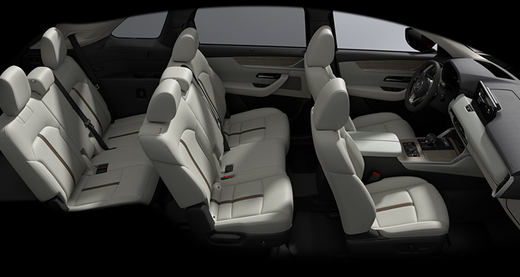 Interior panorámico del Mazda CX-90 2026 con tres filas de asientos